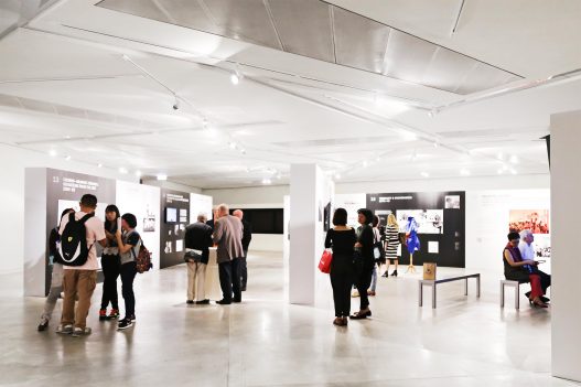 Besucher bei Contemporary Code Ausstellung in Hongkong