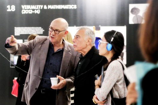 Besucher bei Contemporary Code Ausstellung in Hongkong