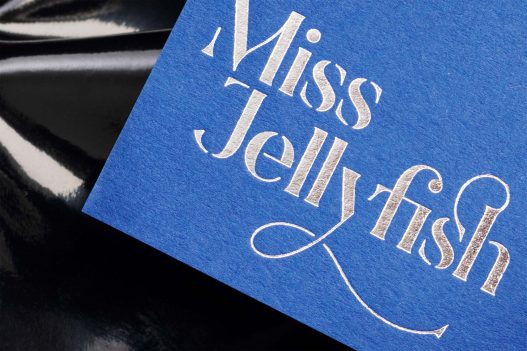 Schriftzug auf Visitenkarte Miss Jellyfish