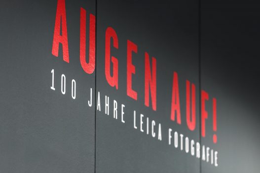 WestLicht Augen auf! Ausstellung zu 100 Jahren Leica, Logo im Eingangsbereich