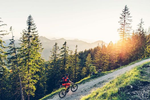 Radsportler auf Haibike Rad in den Bergen