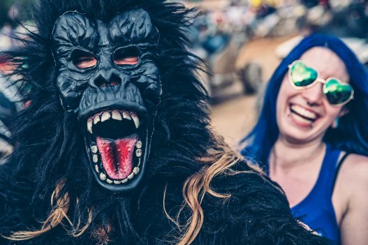 Gorilla und lachende Frau mit Sonnenbrille