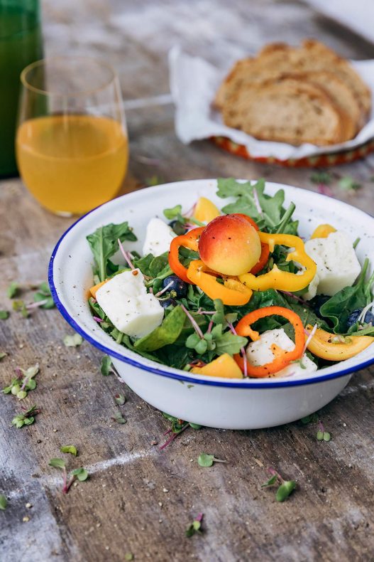 Frischer Salat mit Schafkäse