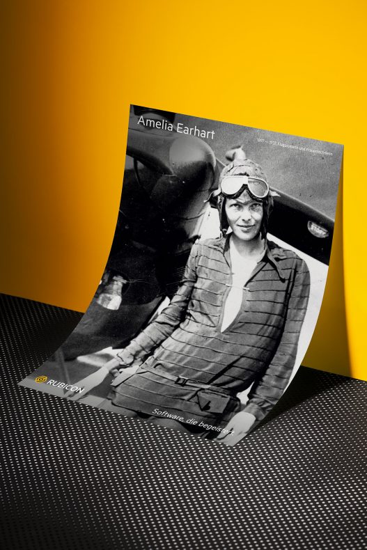 Rubicon Poster in Schwarz-Weiß mit Amelia Earheart