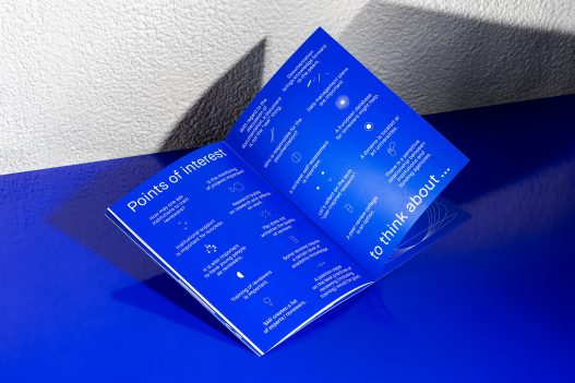 Blaue Eventbroschüre für die Society for Artistic Research