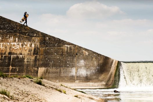 Wakeboarder auf dem Weg ins Meer