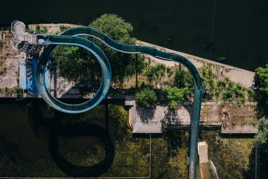 Wasserrutsche aus Vogelperspektive